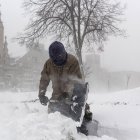-FOTODELDIA- Buffalo (Estados Unidos), 24/12/2022.- Un hombre retira nieve con una pala durante una tormenta invernal que afecta a gran parte de Estados Unidos, en Buffalo, Nueva York, EE.UU., 24 de diciembre de 2022. Gran parte de Estados Unidos está afecada por una gran tormenta generada por un ciclón bomba, el fenómeno meteorológico cuando la presión atmosférica cae rápidamente en una fuerte tormenta. EFE/JALEN WRIGHT