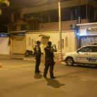 Investigación. Policías acudieron a la estación radial para recabar información sobre el atentado, el sábado.