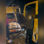 Ayuda. Transeúntes asistieron al conductor tras colisionar contra otro camión de carga pesada.