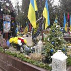 LVIV (UCRANIA) 25/12/2022.- Las tumbas de los soldados caídos en la invasión rusa a Ucrania aparecen decoradas con árboles de Navidad, este domingo, en un cementerio de Lviv. EFE/Rostyslav Averchuk