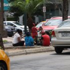 Desayuno. Marta Segura y su familia recibieron chocolate y sánduches desde un vehículo.