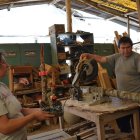 Píllaro. Los Robayo Lozada transforman la madera en vistosos objetos.