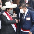 Foto de archivo del expresidente de Perú, Pedro Castillo (i), junto al exministro de Defensa, Wálter Ayala (d). / Paolo Aguilar