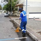 Difícil. Retirar los papeles de la calzada mojada es complicado