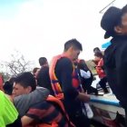 Ayuda. De las 40 personas que naufragaron, tres murieron.