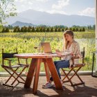 Fotografía cedida hoy por Visit Argentina que muestra a una mujer mientras teletrabaja en Tunuyán, en la provincia de Mendoza (Argentina). EFE/Visit Argentina