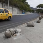 Bolardos derribados en la avenida Barcelona.