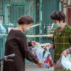 Los ciudadanos hacen las compras, pero con todas las medidas de seguridad