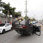 Accidente. Un auto se volcó en la avenida del Bombero, cerca de la ciudadela Los Cedros, norte de Guayaquil.