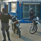 Los policías a la espera de que Criminalística retire el cuerpo del guardia de la Fiscalía.