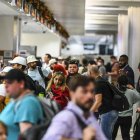 Los viajeros hacen fila para registrarse en el Aeropuerto Internacional de Miami durante una tormenta de invierno antes de las vacaciones de Navidad en Miami, Florida, el 23 de diciembre de 2022.