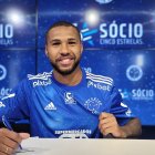 Wesley mientras estampa la firma que lo liga con el Cruzeiro.