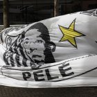 Aficionados de la Torcida Jovem del Santos hacen una vigilia por la salud del exfutbolista brasileño Pelé, el 4 de diciembre de 2022, frente al Hospital Albert Einstein, en Sao Paulo (Brasil).