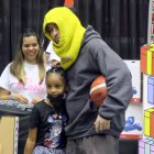 El artista puertorriqueño Bad Bunny participa en la entrega de regalos navideños por parte de su Fundación Good Bunny, hoy en el Coliseo Roberto Clemente de San Juan, Puerto Rico.