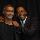 Romario (i) desea que la salud de su compatriota Pelé mejore.