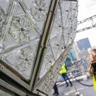 Se instalaron 192 cristales nuevos en la esfera, que mide 3,6 metros de diámetro y cuyo mensaje de este año será "el regalo del amor".