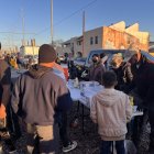 Decenas de inmigrantes llegan al albergue de la Iglesia del Sagrado Corazón para pedir por ayudas, hoy en El Paso (EE. UU). / Octavio Guzmán