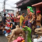 Más de 20 integrantes de un solo clan crean las miles de figuras al año