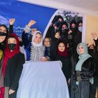 Un grupo de mujeres protesta a puerta cerrada en Kabul contra el veto de los talibanes a la educación femenina universitaria. EFE