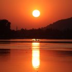 Un hombre de Cachemira rema a través de las aguas del lago Dal mientras se pone el sol en Srinagar, la capital de verano de la Cachemira india, en una imagen de archivo. EFE/EPA/FAROOQ KHAN