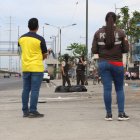 Guayaquil. Los restos fueron metidos en fundas plásticas y embarcados en el carro de Medicina Legal.