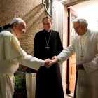 Imagen facilitada por el Osservatore Romano que muestra al papa Francisco (i), saludando a su predecesor, el papa emérito Benedicto XVI (d) en diciembre de 2013. EFE/L"osservatore Romano