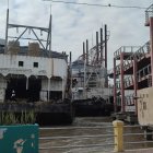 Hecho. Las embarcaciones continúan cerca del puente.