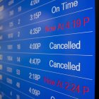 Vista de un tablero que muestra vuelos cancelador en el Aeropuerto Ronald Reagan de Wadhington, en una fotografía de archivo.