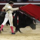 El torero español Antonio Ferrera lidia al toro Cohete de la ganadería de Salento durante la Feria de Cali, ayer en la plaza Arena Cañaveralejo, en Cali (Colombia).
