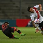 Matías Kranevitter (d) en el momento que se lesiona durante un amistoso.