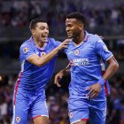Michael Estrada (d) y Erik Lira (i) durante uno de los goles anotados por el tricolor con el Cruz Azul en el Torneo Apertura del fútbol mexicano.
