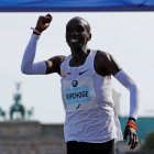 El  fondista luego de conseguir el récord en la Maratón .