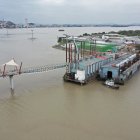 Gran parte de la mañana quedaron las embarcaciones en medio del río junto al puente