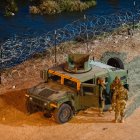 La Guardia Nacional de Texas estacionada a lo largo de la frontera de Estados Unidos con México en El Paso, Texas (EE.UU.), este 27 de diciembre de 2022. EFE/EPA/Justin Hamel