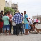 Durán. Familiares y conocidos de Stalin Espinoza Pérez llegaron hasta el lugar donde ocurrió el crimen.