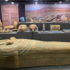 Sarcófago de momia de una escriba de la mesa de ofrendas del dios Amón, expuesta en la exposición de la misión arqueológica española en el museo de Lúxor.
