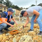 El personal del Servicio de Gestión de Riesgos realiza la inspección del nuevo hundimiento.