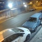 Moradores captaron como un grupo de antisociales asaltaban los automóviles del sector.