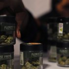 Un miembro del personal de Housing Works Cannabis Co coloca productos de marihuana en un estante el 29 de diciembre de 2022 en la ciudad de Nueva York.