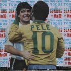Mural de Pelé besando a Maradona en Brasil.