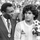 Las leyendas del fútbol Pelé (i) y Diego Maradona (d), en una fotografía de archivo.