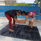 Jenny Galarza practica la lucha olímpica junto a su padre.