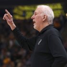 Gregg Popovich, actualmente entrenador de los Spurs, fue uno de los primeros en desafiar a la NBA con los descansos de las figuras.