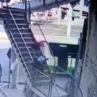 Imparable. El agresor golpeó con un objeto contundente en la cabeza, al agente, por reiteradas ocasiones