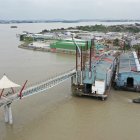 Durán. Se tardaron horas en retirar las barcazas del puente basculante que quedó en mal estado.