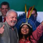 El presidente electo de Brasil, Luiz Inacio Lula da Silva, posa al lado de la designada ministra de los Pueblos Indígenas, Sônia Guajajara, durante una conferencia de prensa en la que anunció ministros de su futuro Gobierno.