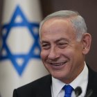 El recién juramentado primer ministro israelí, Benjamin Netanyahu, sonríe durante una reunión de gabinete en Jerusalén, Israel, el 29 de diciembre de 2022. (Estados Unidos, Jerusalén) /ARIEL SCHALIT /