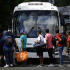 AME430. CIUDAD DE PANAMÁ (PANAMÁ), 29/12/2022.- Fotografía de archivo fechada el 1 de noviembre de 2022 que muestra a migrantes venezolanos antes de abordar un autobús en la Ciudad de Panamá (Panamá). Hasta 500.000 migrantes en América Latina y el Caribe podrían requerir ayuda humanitaria en 2023, según las previsiones de la Federación Internacional de Sociedades de la Cruz Roja y de la Media Luna Roja (IFRC). EFE/ Bienvenido Velasco
