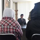 Quito. El abogado Alejandro Mancero habla con la víctima y su madre sobre la próxima diligencia judicial.