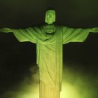Fotografía aérea del Cristo Redentor iluminado con los colores de la bandera nacional en tributo a Pelé